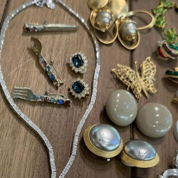 4 LBs vintage Costume gold silver Jewelry Lot~ Signed & Unsigned All wearable - Picture 5 of 12